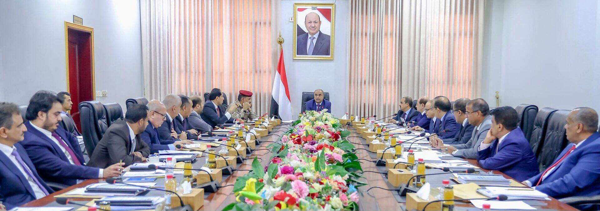 رئيس الوزراء يطّلع على مستجدات الوضع الاقتصادي ويعلن إجراءات لوقف تراجع العملة