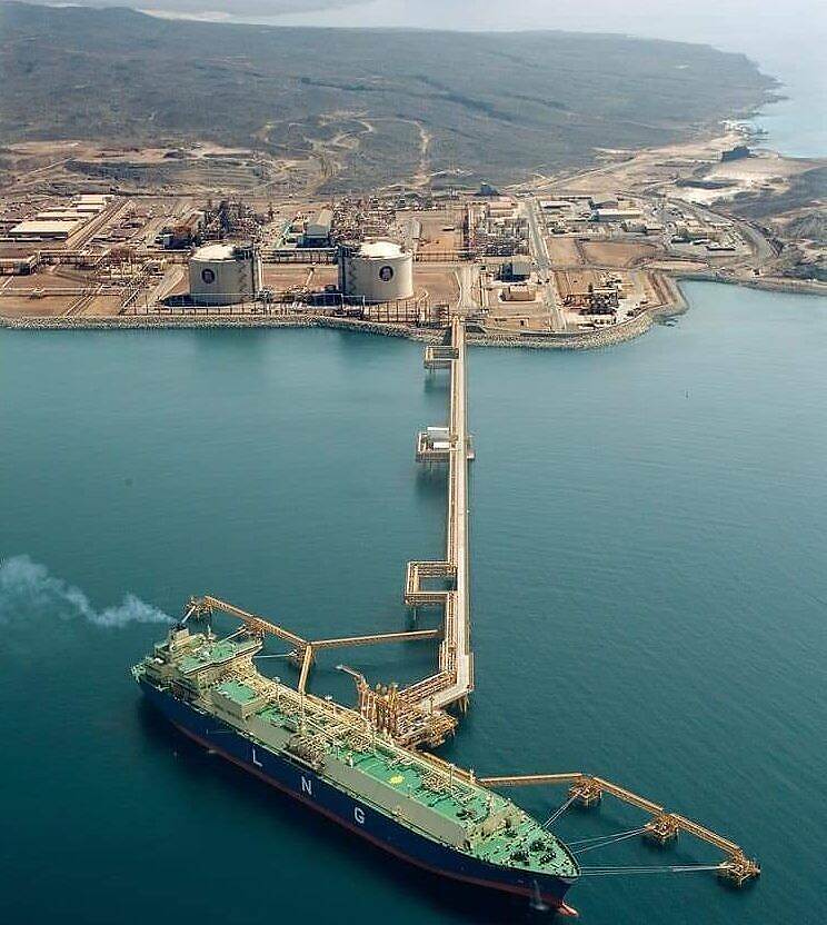 موظفو قطاع النفط في شبوة يلوّحون بوقف إمداد محطة كهرباء عدن بالنفط الخام