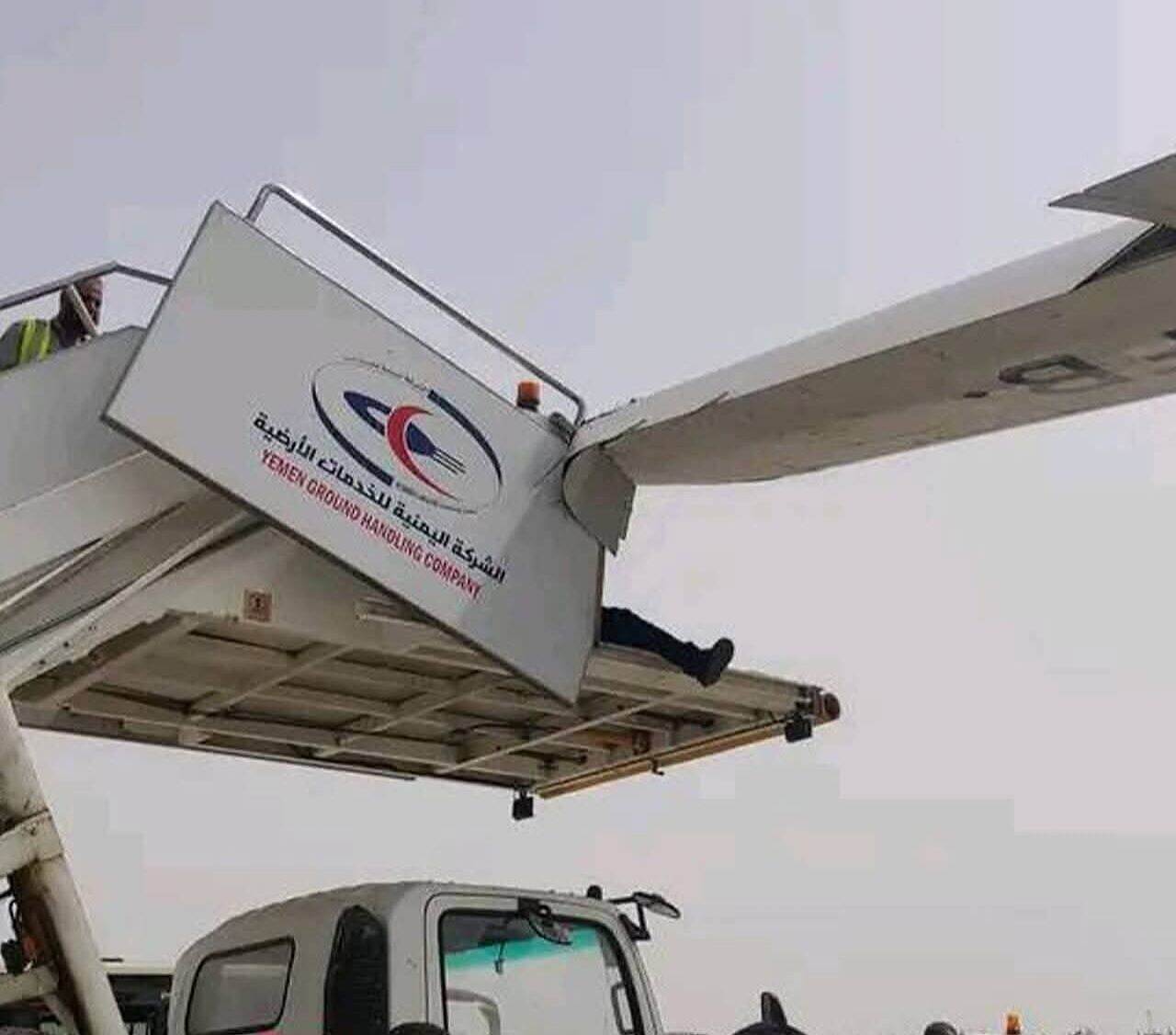 تضرر جناح أحد طائرات اليمنية بعد اصطدامه بعربة سلم الصعود في مطار عدن