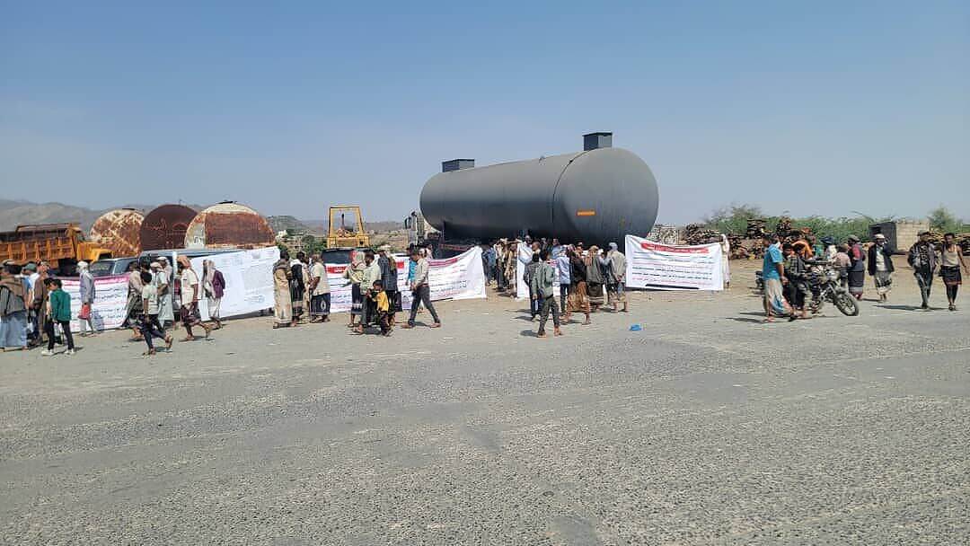 احتجاجات متصاعدة لمواطنين في منطقة الضباب بتعز رفضاً لإنشاء محطة غاز في مناطق سكنية