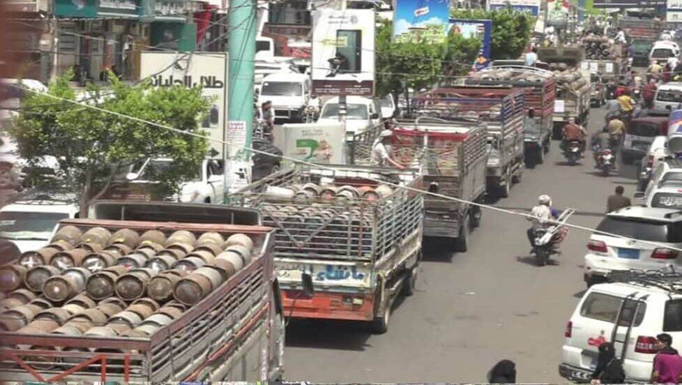 تصاعد أزمة الغاز يثير قلق أهالي تعز.. واتهامات لـ«هوامير» السوق باحتكاره واستغلاله