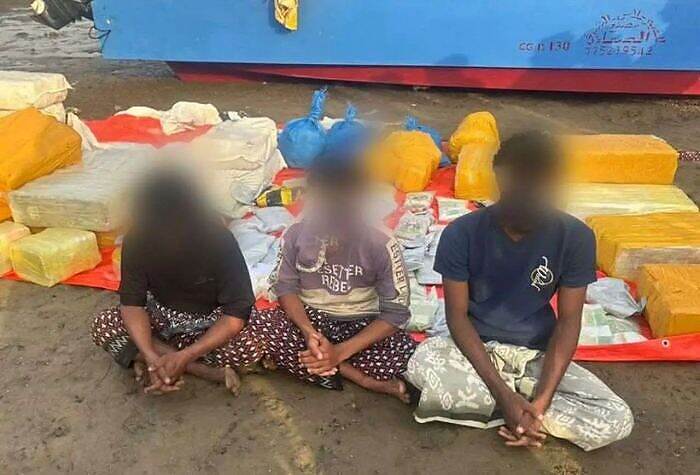 حملة أمنية تضبط نصف طن من المخدرات على متن قارب في مديرية المضاربة