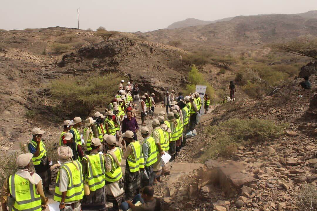 البدأ في كرش برصف طريق قرية "دبيش" وما جاوره وبناء سور لمدرسة الشهيد ناصر فارع الثانوية.