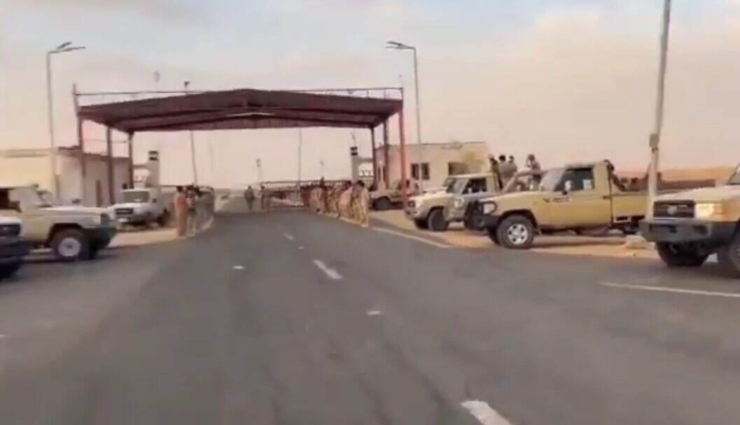 آلاف الشباب اليمنيين يتوافدون إلى منفذ الوديعة للتجنيد في الحد الجنوبي السعودي