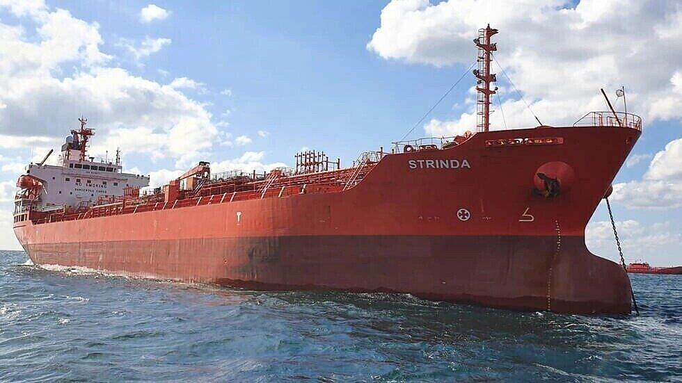 طاقم سفينة تعرضت لهجوم قبالة الحُديدة يغادرها بعد اندلاع حريق وتسرب المياه إلى هيكلها