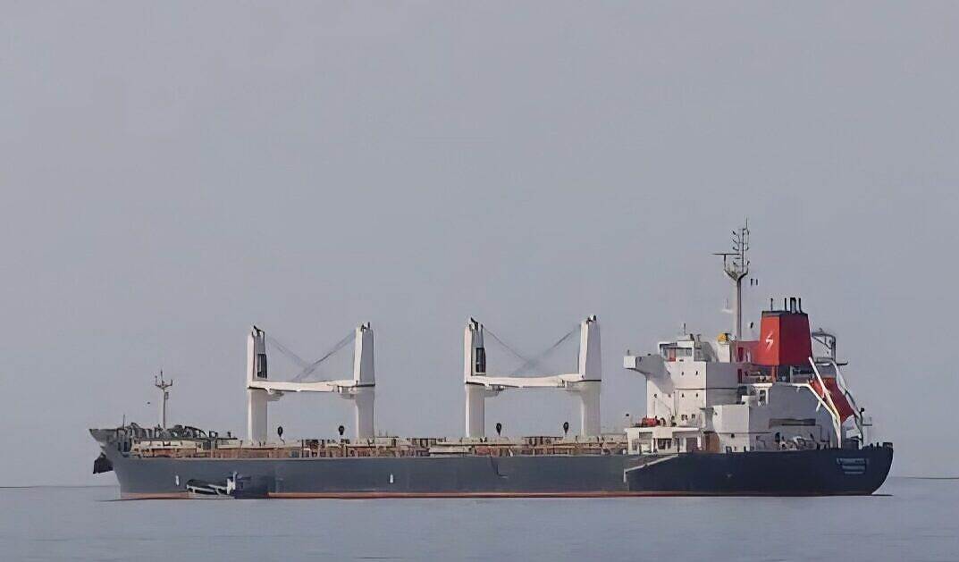 الحوثيون يقصفون سفينة ثانية في البحر الأحمر على بُعد 50 ميلاً بحرياً من سواحل اليمن