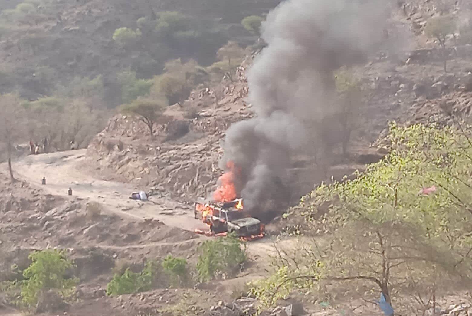 احتراق سيارة لنقل المسافرين في القبيطة بسبب تماس كهربائي ونجاة المسافرين الذين كانوا فيها