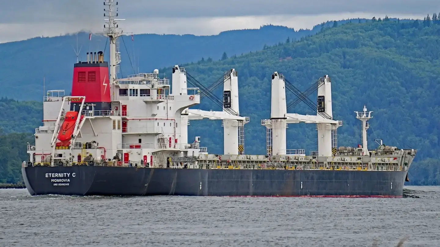 بعد غرق سفينة "إتيرنيتي سي"إنقاذ 5 من طاقمها بعد هجوم لجماعة الحوثيين