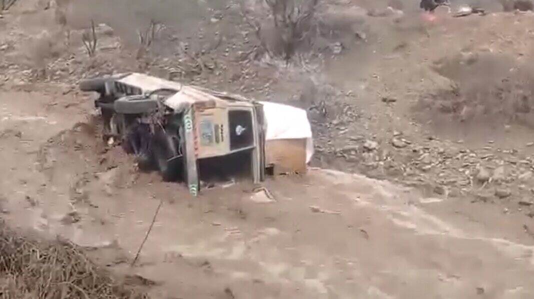 نجاة مسافرين في سيارة بعد انقلابها وسحبها في" سيل وادي شعب" في القبيطة