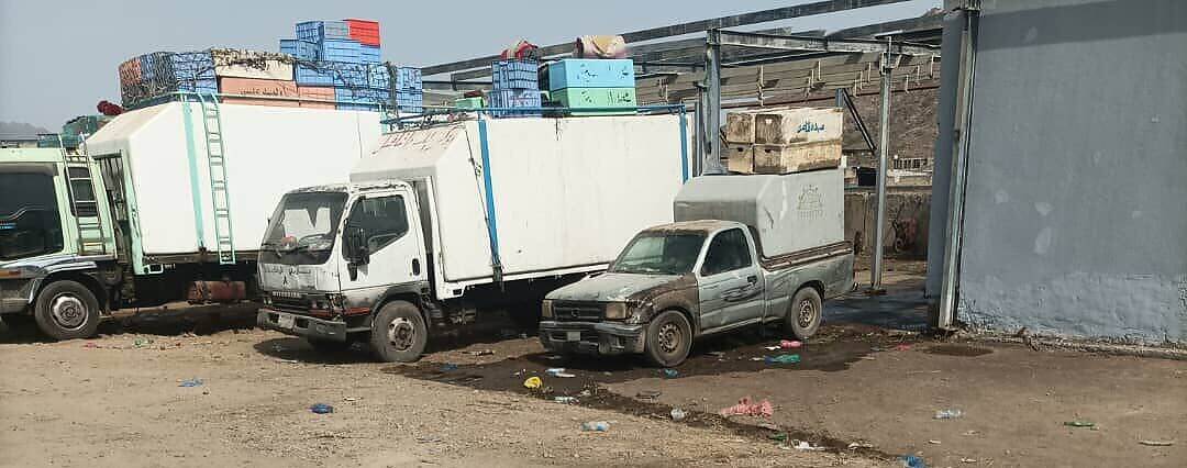 عمال وبائعون السمك  في تعز يؤكدون أن نقل سوق الحرج إلى منطقة نائية قرار عشوائي ويضر بالمصلحة العامة