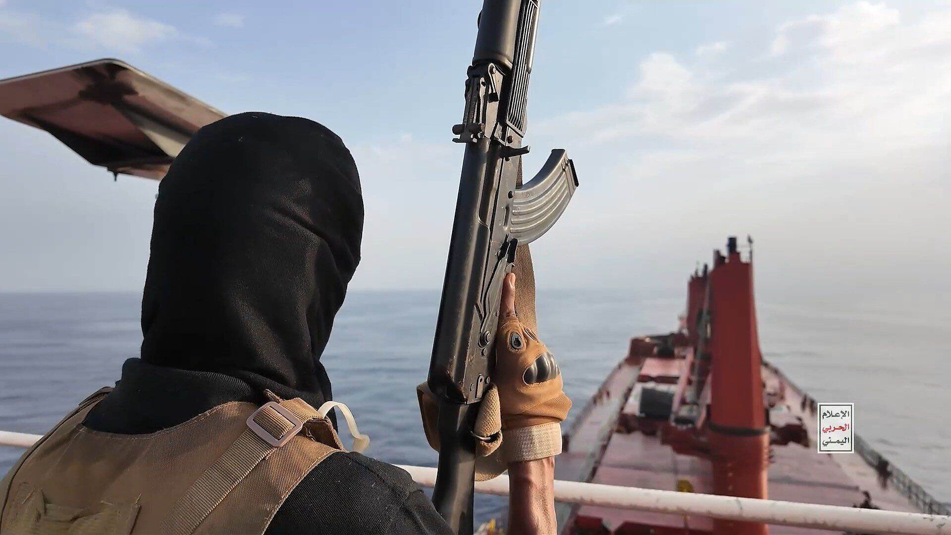 مقتل سبعة من عناصر جماعة الحوثيين خلال اقتحام سفينة تجارية في البحر الاحمر