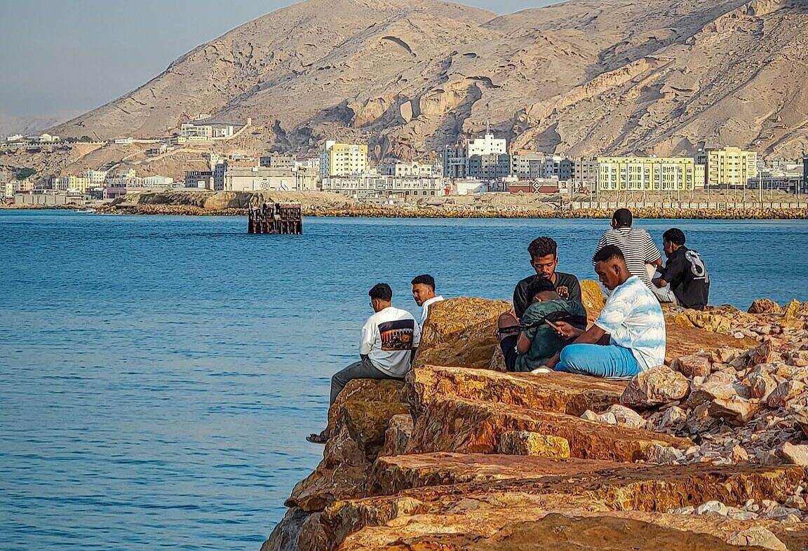 خفر السواحل في حضرموت ينقذ 12 شاباً من الغرق في سواحل المكلا