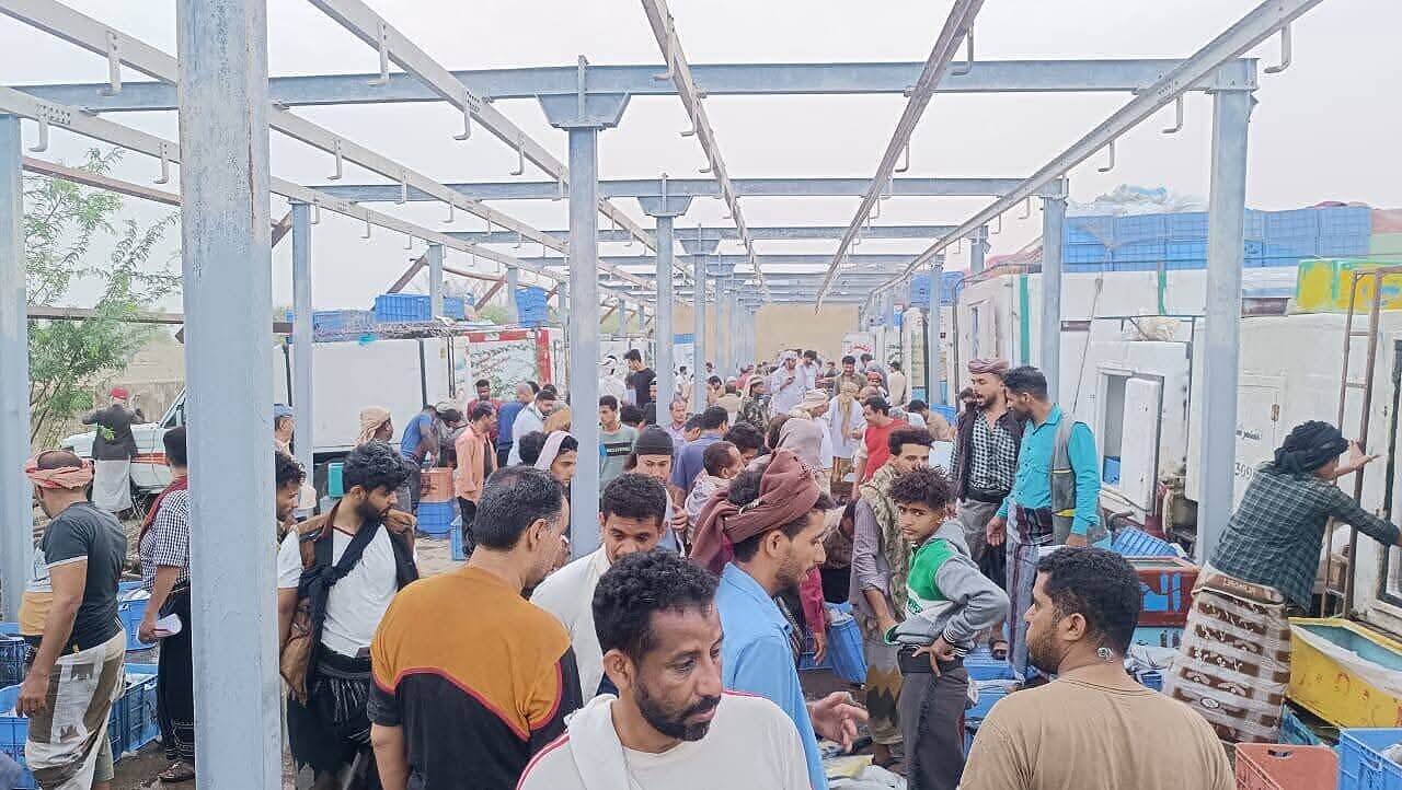 مدير مؤسسة المسالخ بتعز يوضح أسباب نقل سوق السمك إلى منطقة الضباب " المخالفات وتكدس الناقلات قرب المنازل"