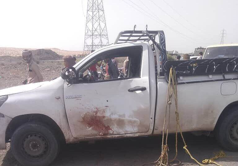 وفاة سائق إثر انقلاب سيارة "هايلوكس" محمّلة بالقات في مدينة العند بسبب انفجار إطار السيارة وتهالك الطريق