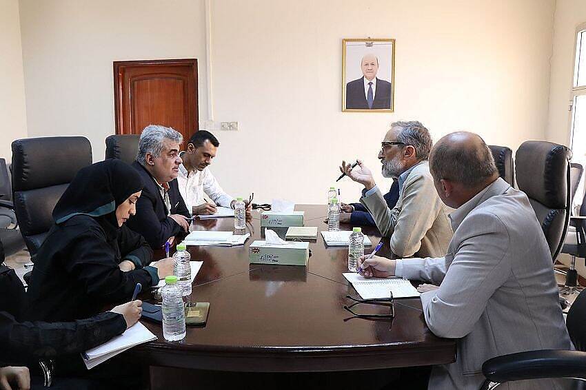 الحكومة المعترف بها تُصنِّف أزمة المياه في تعز كأولوية قصوى وتطالب المنظمات بدعم مشاريع عاجلة