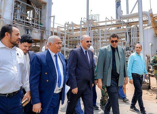 الزبيدي يتفقد مصافي عدن ويرأس اجتماعاً مع الهيئة الإدارية للشركة