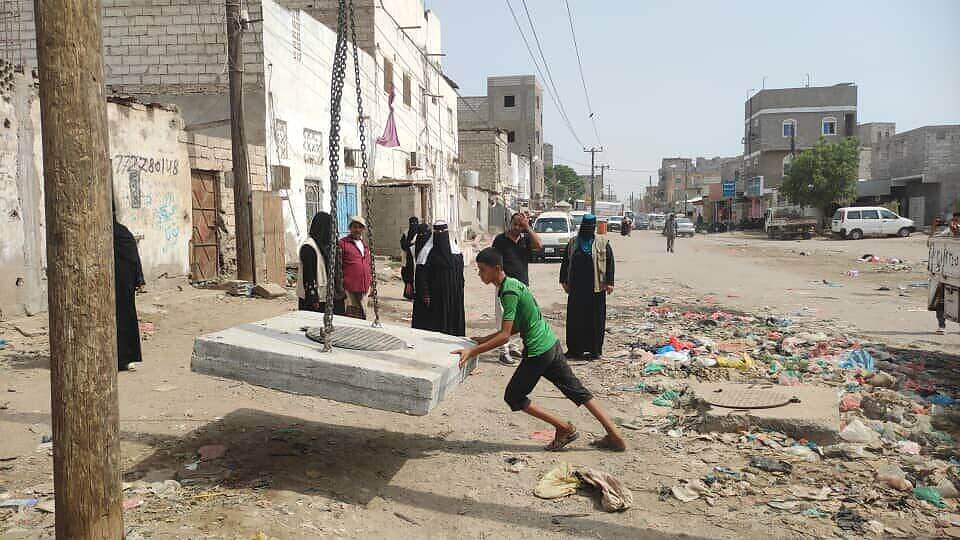 جمعية العائدين تنفذ المرحلة الثانية لمبادرة حياة آمنة لأغطية مناهل الصرف الصحي في البساتين