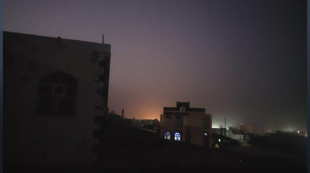 سلسلة انفجارات في معسكر العند تُحدث حالة هلع بين السكان و إغلاق المحلات وانقطاع الخط الرئيسي