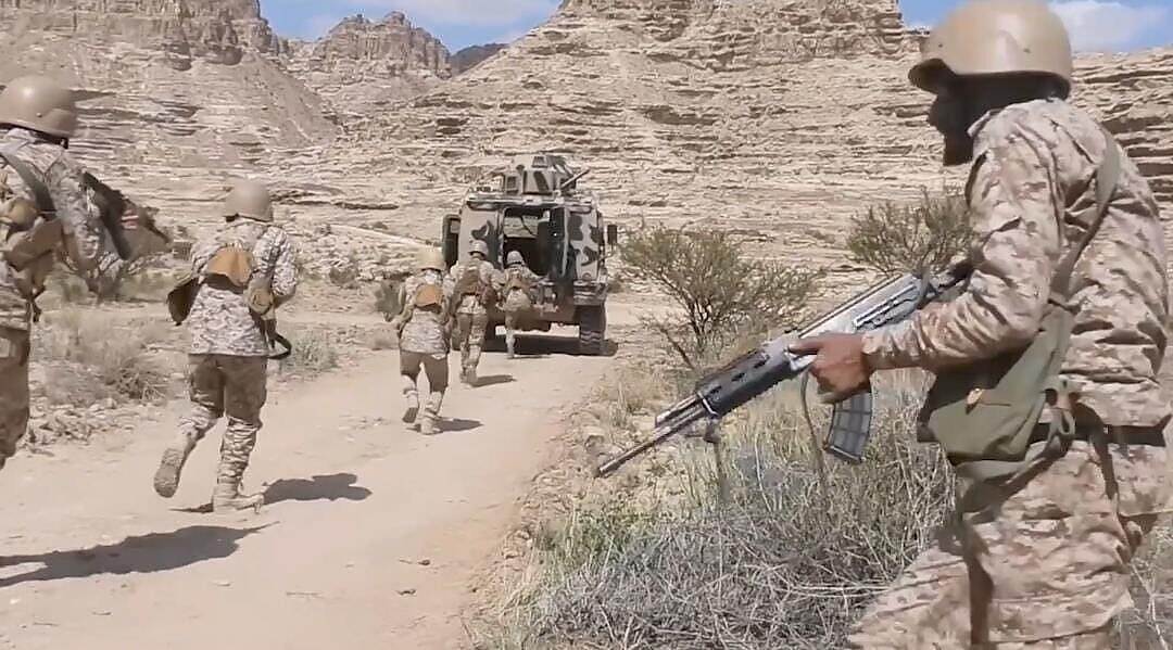 قوات الجيش تتصدى لهجوم حوثي في جبهة علب وتوقع عشرات القتلى وتدمّر ثلاث آليات عسكرية