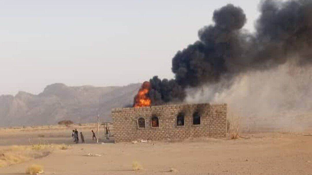 جماعة الحوثي تُحرق منزل المواطن "هضبان" في الجوف وتُجبر عائلته على الخروج بالقوة