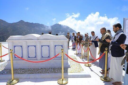 الحوثيون يُجبرون الموظفين في مناطق سيطرتهم على حضور دورات إجبارية وأداء قسم الولاء لعبد الملك الحوثي