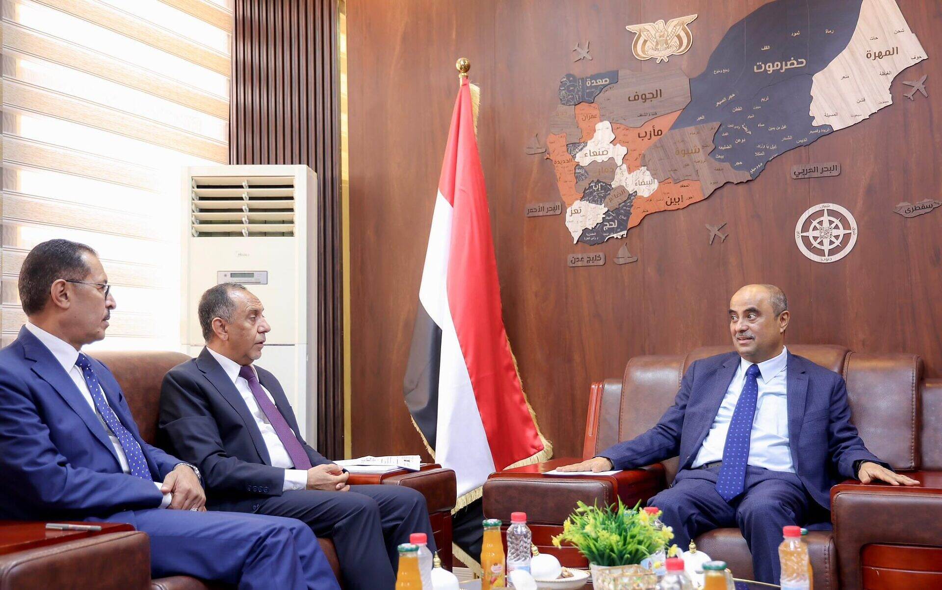 سالم بن بن بريك يرفض تبريرات التجار في ابقاء الاسعار مرتفعة بذريعة تكاليف الاستيراد السابقة.