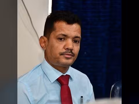 صحفي يهاجم مجلس القيادة الرئاسي ويتهمه بالعجز في إدارة أزمة السيولة