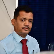 صحفي يهاجم مجلس القيادة الرئاسي ويتهمه بالعجز في إدارة أزمة السيولة