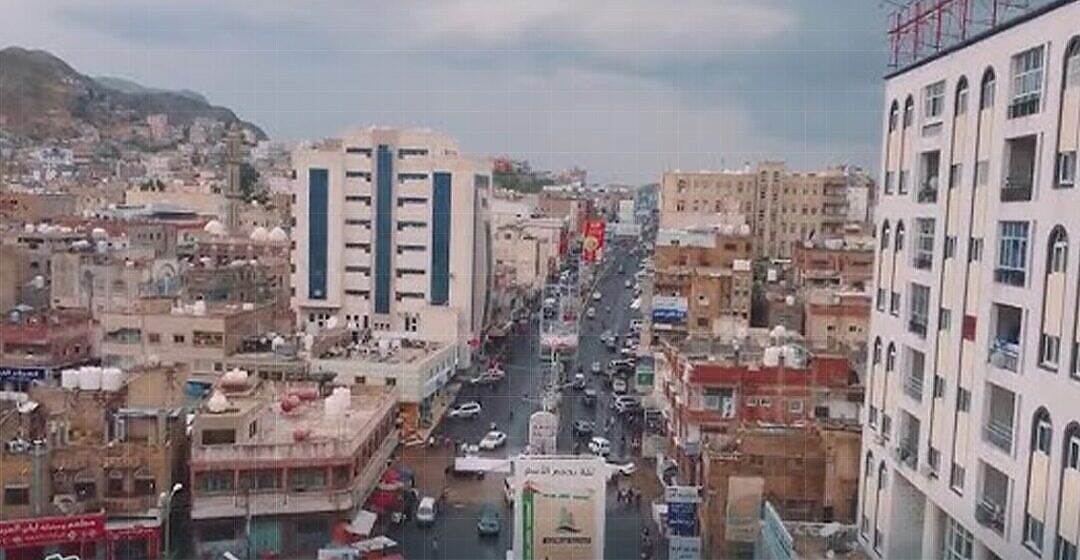 هجوم لأطقم ومدرعة تابعة للواء 22 على المجمع القضائي يسفر عن إصابات واختطاف ضابط أمن وجندي من حراسة المجمع