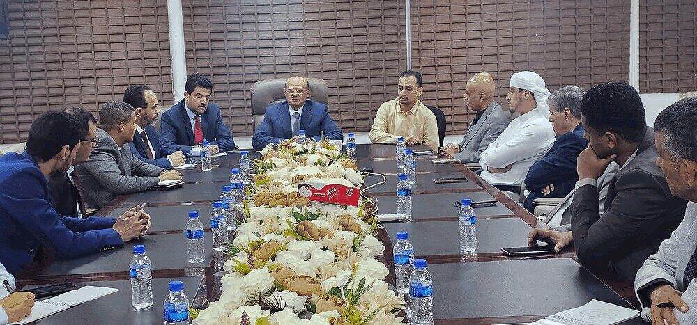 محافظ البنك المركزي بعدن يبحث مع مسؤولي البنوك آليات تمويل وتنظيم الاستيراد