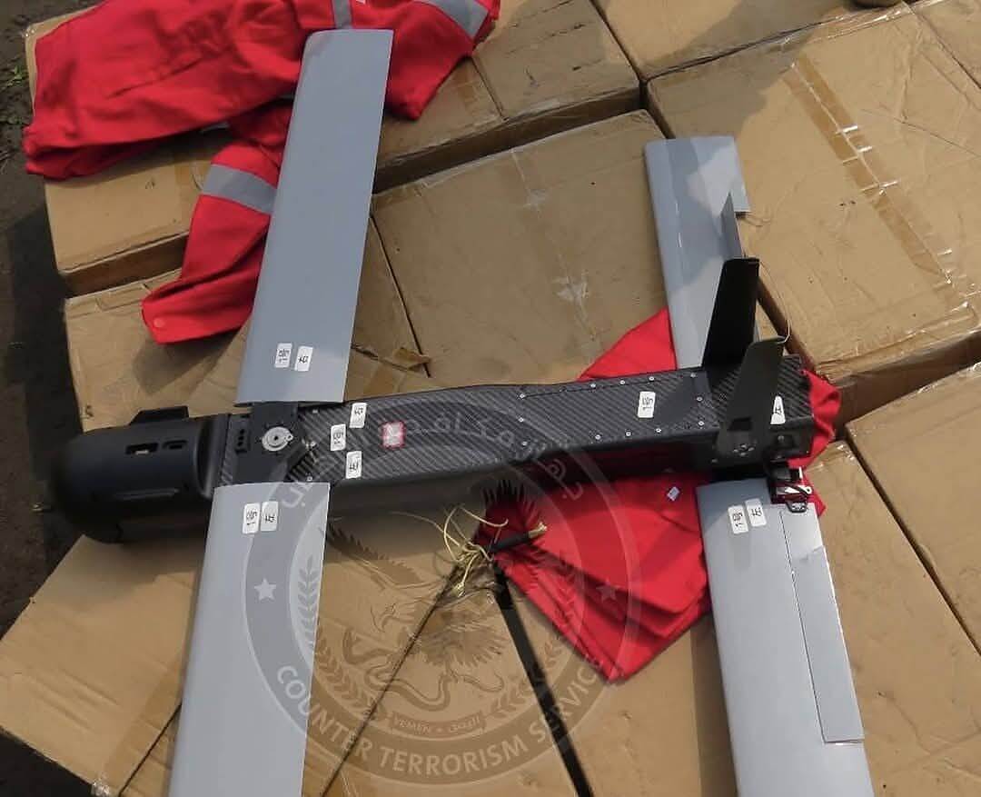 مكافحة الإرهاب في عدن تحبط تهريب شحنة طائرات مسيّرة وقطع غيار أسلحة كانت في طريقها للحوثيين بصنعاء.