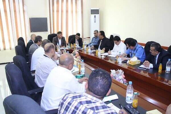 النائب العام يبحث في عدن آليات تنسيق جهود مكافحة التهريب بين النيابة والجهات المختصة