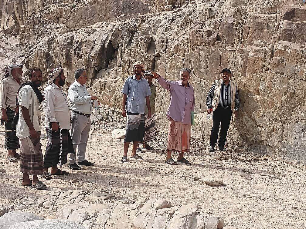 وكيل وزارة الزراعة يتفقد موقع إنشاء حاجز الحنجرة المائي بمنطقة ذر في مديرية القبيطة