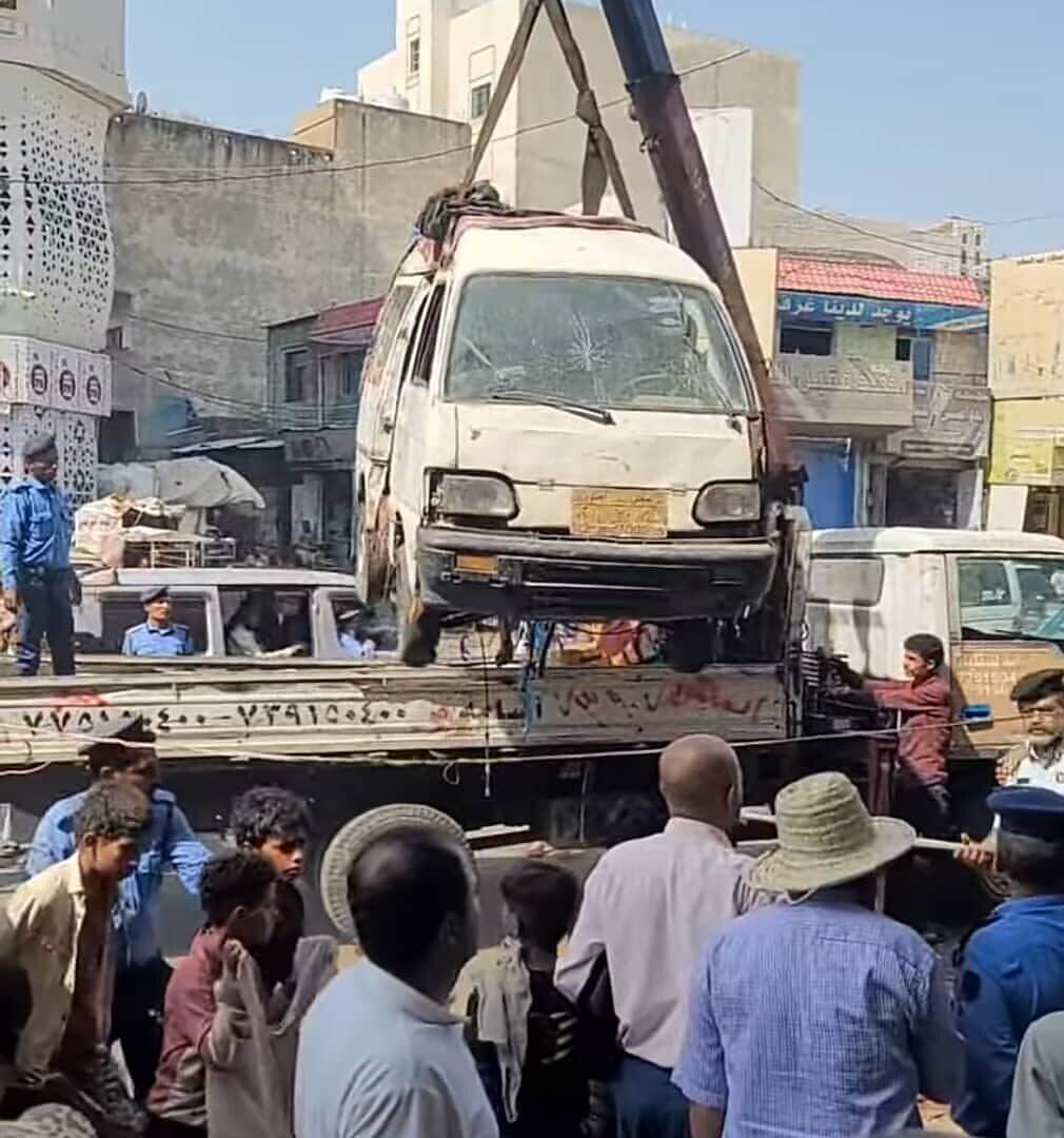 مكتب الأشغال في تعز يُدشّن حملة لرفع المخالفات والمظاهر العشوائية من شارع جمال والمتنزه