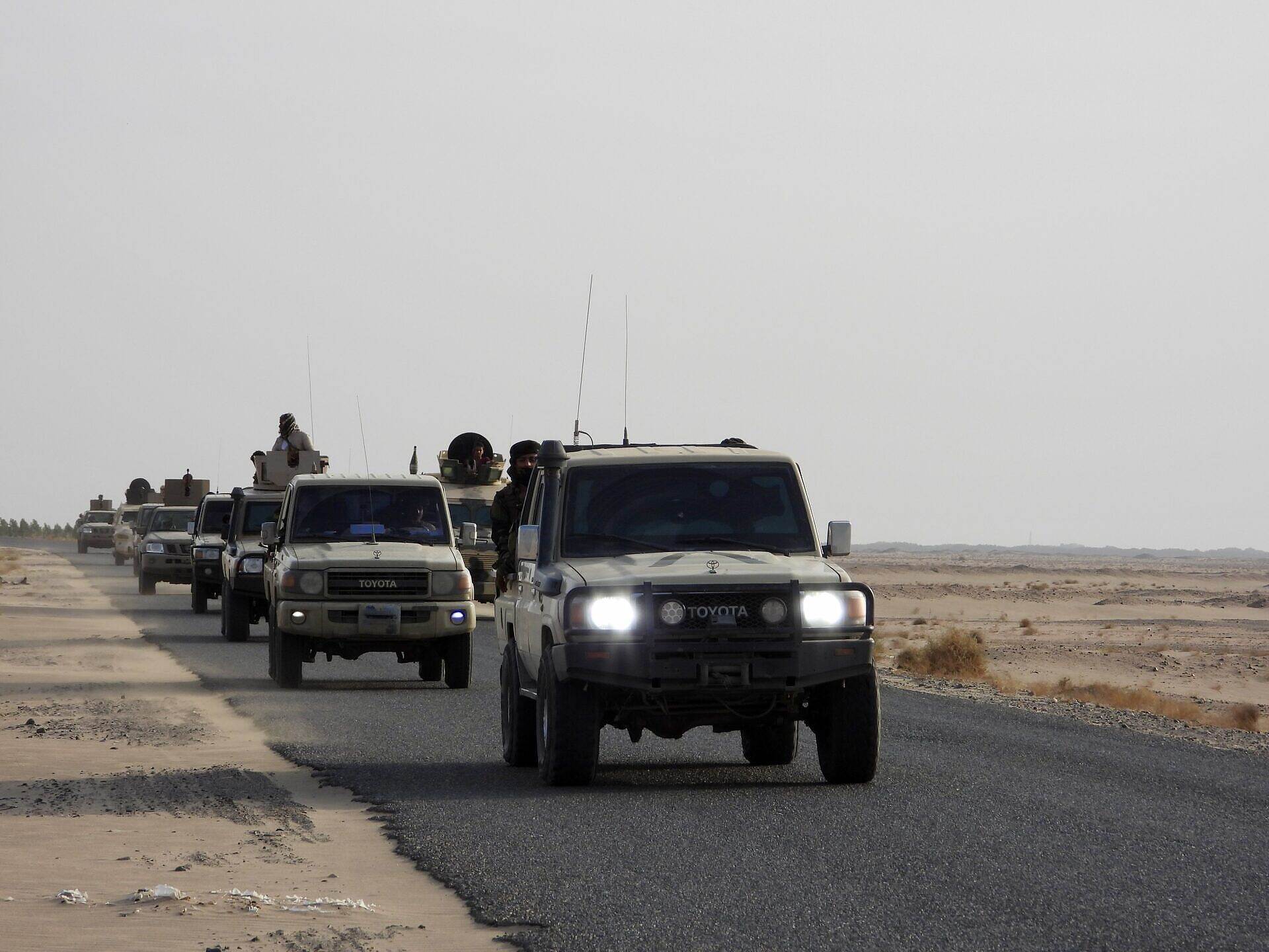 حملة أمنية لإزالة نقاط الجبايات ومكافحة التهريب في الخط الساحلي الرابط بين عدن والحديدة