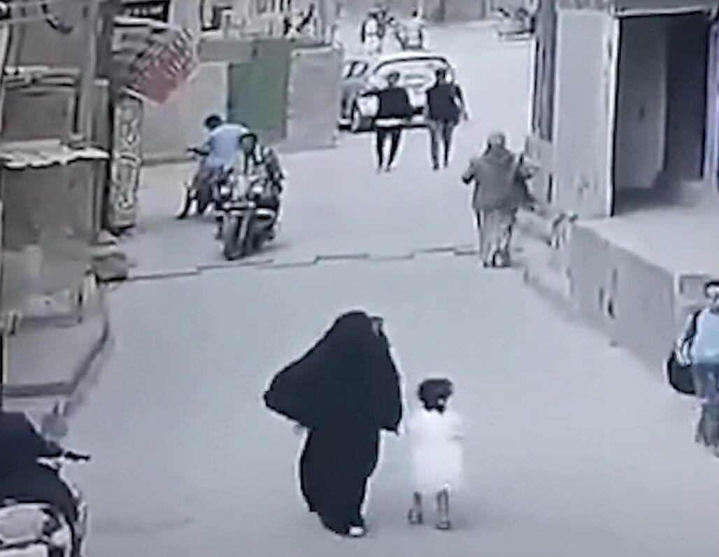 في ذمار.. طفل يحبط محاولة امرأة اختطاف شقيقته الصغيرة في اللحظات الأخيرة