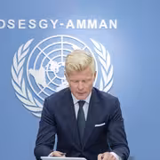 المبعوث الأممي يختتم زيارة إلى مسقط ويبحث دفع عملية السلام في اليمن