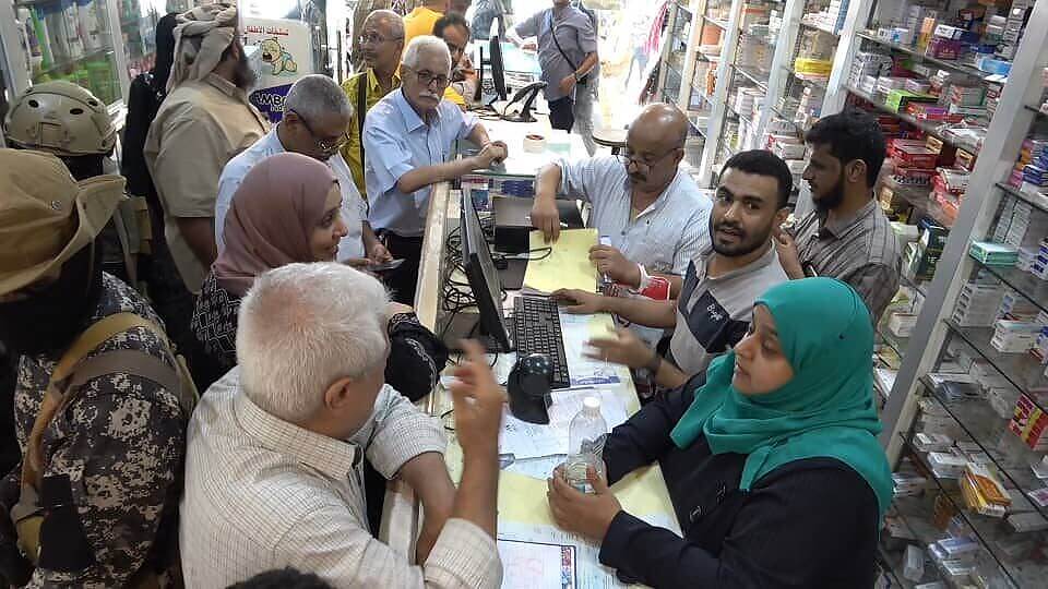 النيابة العامة بعدن تنفذ حملة رقابية مفاجئة على عدد من شركات الأدوية والصيدليات في مديرية صيرة
