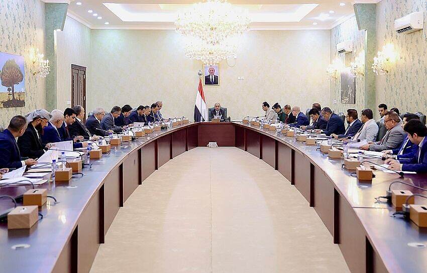 مجلس الوزراء يُلزم السلطات المحلية بتشديد الرقابة على الأسعار وحظر التعامل بالعملات الأجنبية