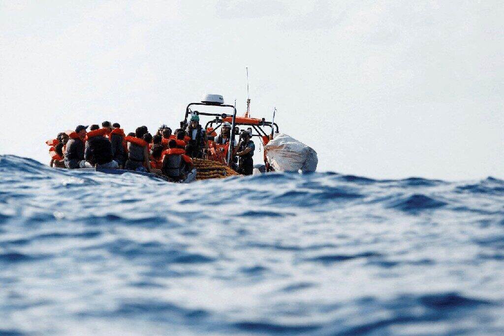 غرق 26 شخصًا وإنقاذ 60 آخرين في انقلاب قارب مهاجرين قبالة جزيرة لامبيدوزا جنوب إيطاليا