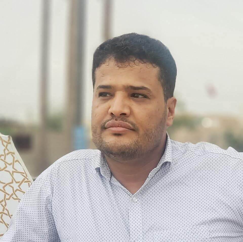 قوات أمنية تعتقل الصحفي حمود هزاع في مأرب وتنقله إلى سجن سري بعد مداهمة منزله
