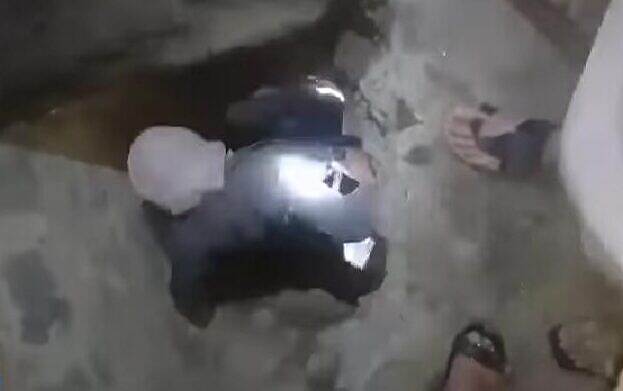 في ذمار العثور على عائلة تحتجز أطفالًا مختطفين داخل حفرة بعد واقعة اختطاف طفلتين.