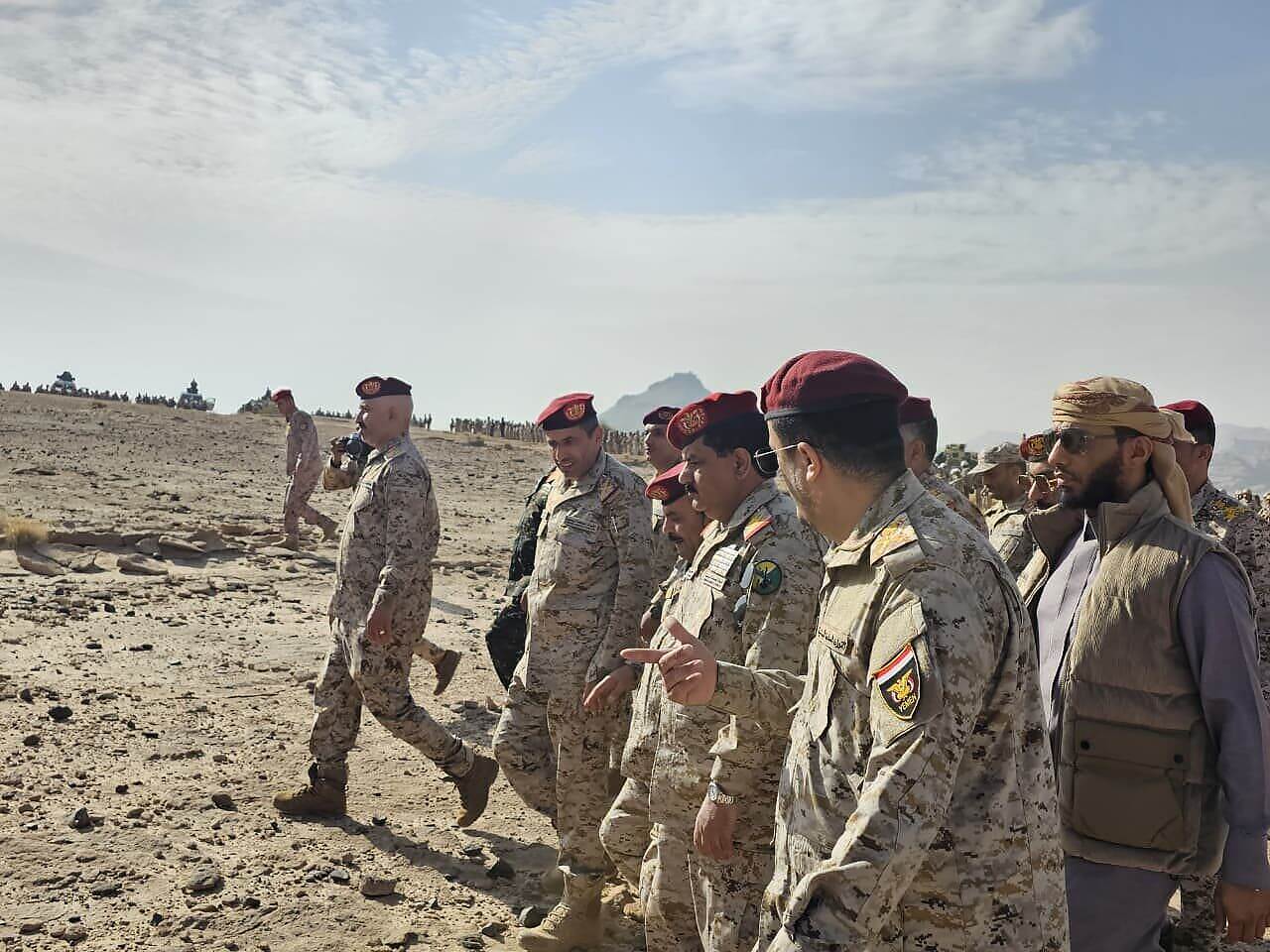 وزير الدفاع يتفقد جبهات ومواقع  محور علب في زيارة ميدانية