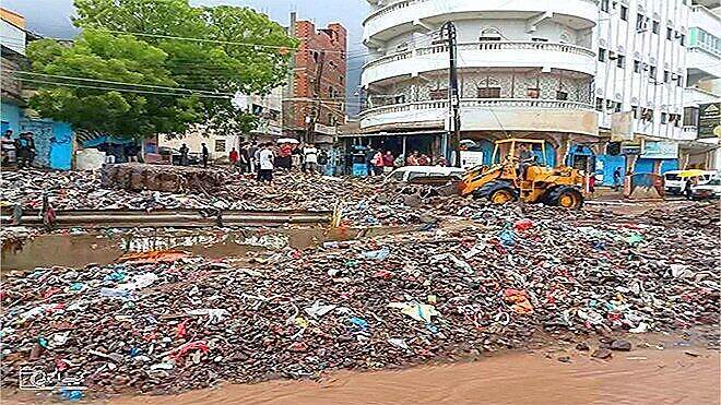 أمطار عدن الغزيرة تضاعف السيول وتتسبب في شلل مروري وتراكم للمخلفات