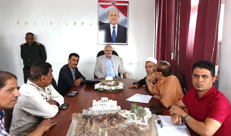 محافظ تعز يشيد بجهود مديرية القاهرة في تجاوز التحديات ويتعاهد بدعم استمرار المشاريع