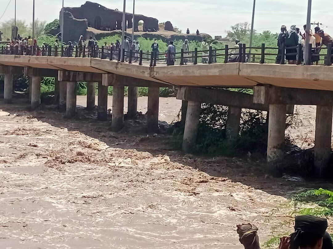 انهيار جسر العرائس بمدينة العند وانحناء أعمدته تحت ضغط سيول تبن بعد صموده 22 عاماً