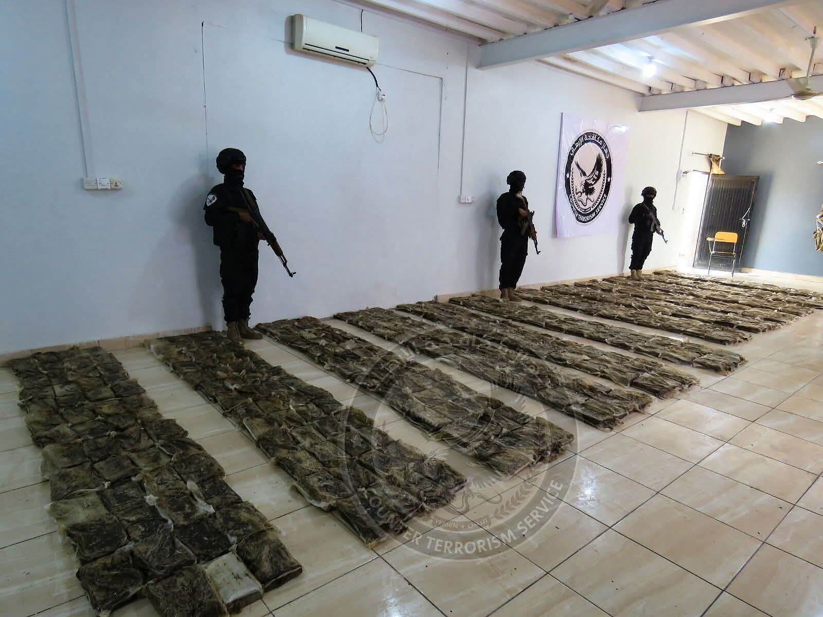 قوات مكافحة الإرهاب في عدن تضبط( 599) من مادة لكوكايين مخفية في أكياس سكر بمخزن أحد التجار
