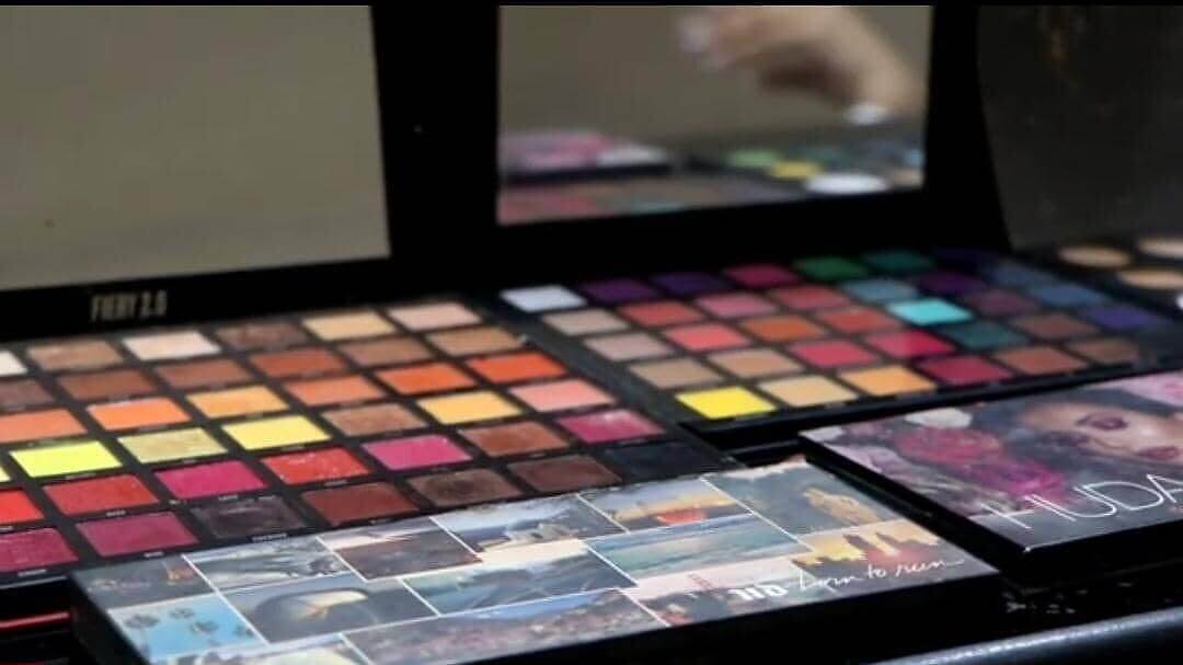 من الرّسم إلى التجميل.... أريج ترسم طريق نجاحها الخاص في عدن