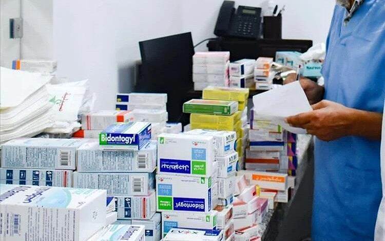 الهيئة العليا للأدوية تضع التسعيرة الرسمية لأسعار الأدوية في مناطق سيطرة الحكومة المعترف بها.