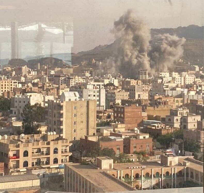 غارات جوية على صنعاء وإسرائيل تقول إنها استهدفت قيادات لجماعة الحوثيين